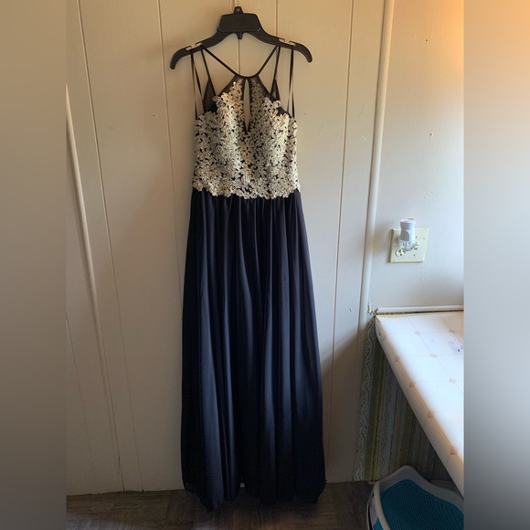 Prom Dress - Picture 2 of 7